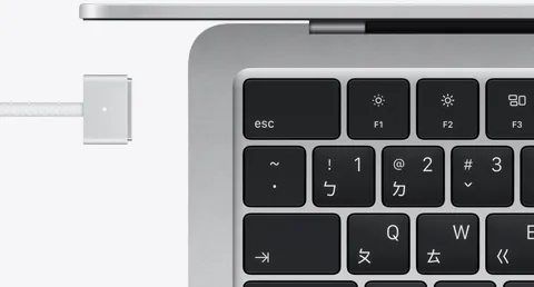 銀色 MacBook Air 搭配顏色相襯的 MagSafe 連接線