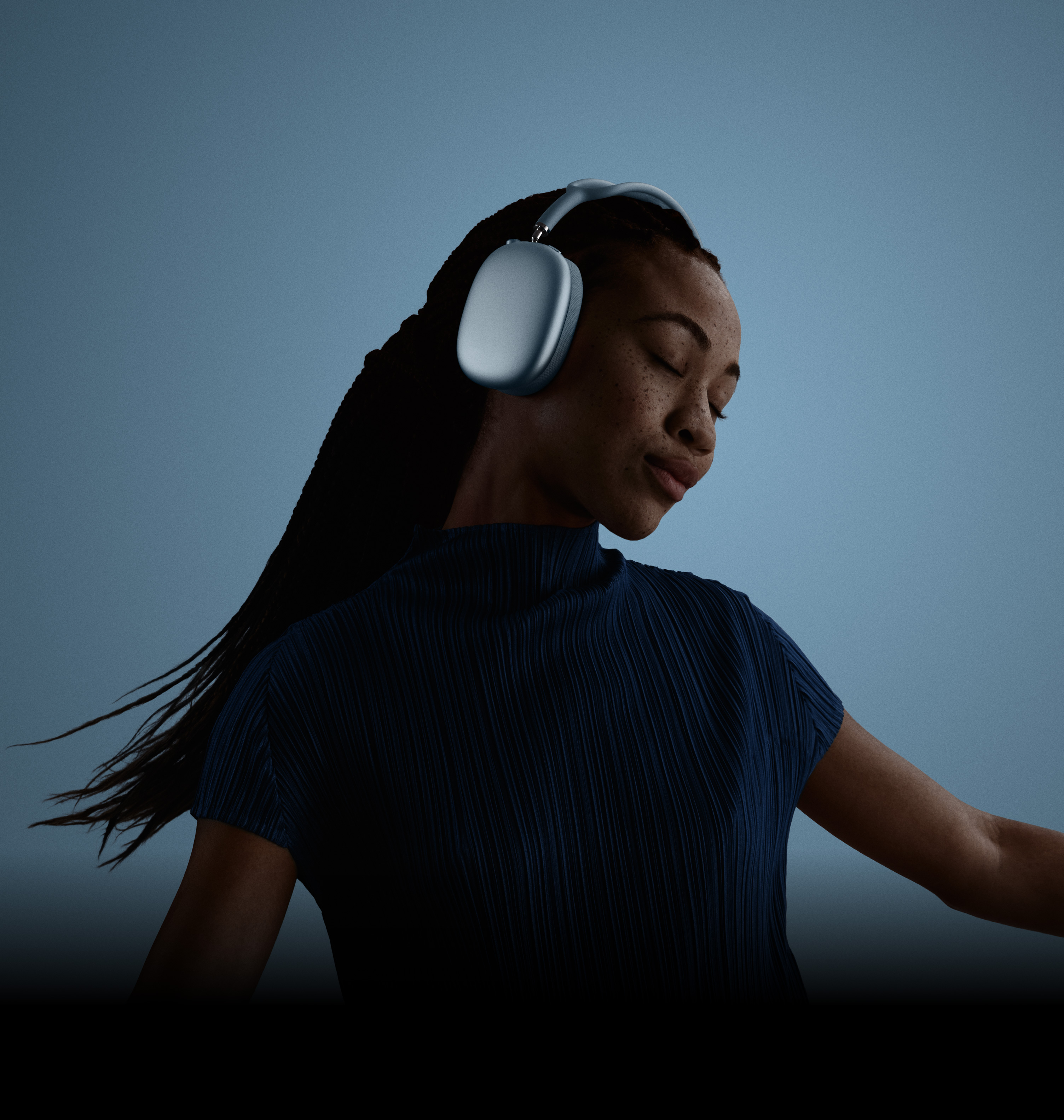 Naine suletud silmade ja vasakule kallutatud peaga, kandmas AirPods Maxi.