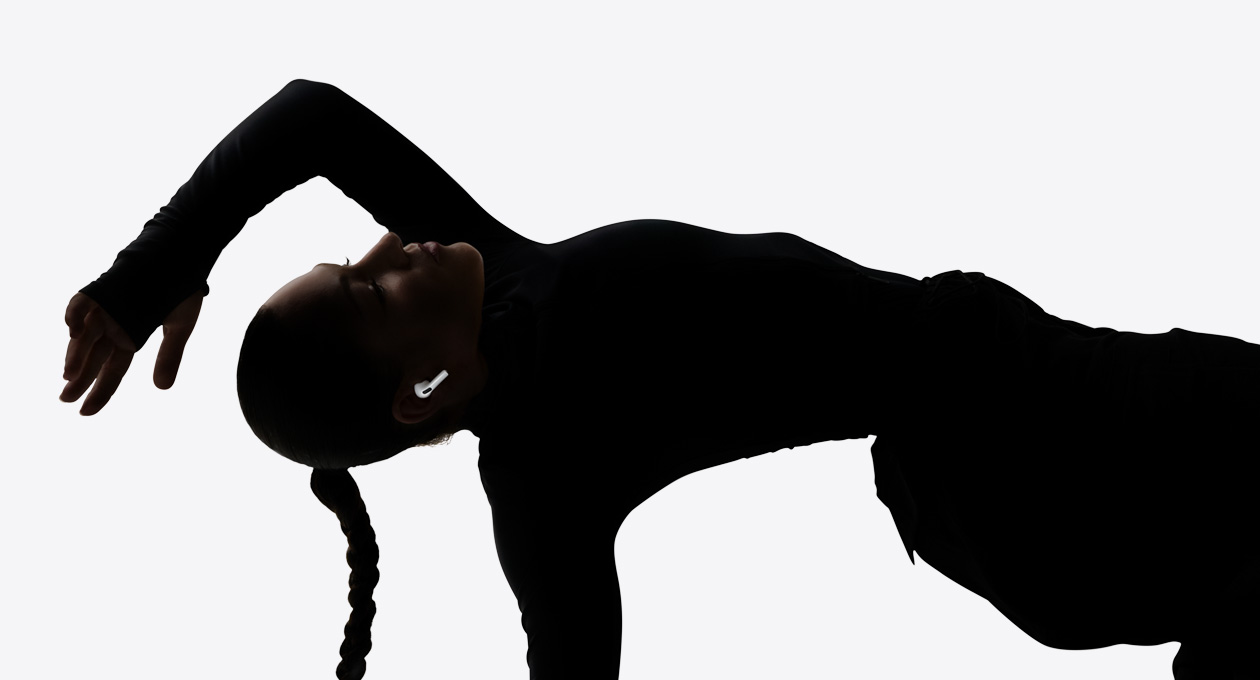 Un écouteur d’AirPods Pro 3 inséré dans dans l’oreille d’une personne qui danse et profite d’une écoute mains libres