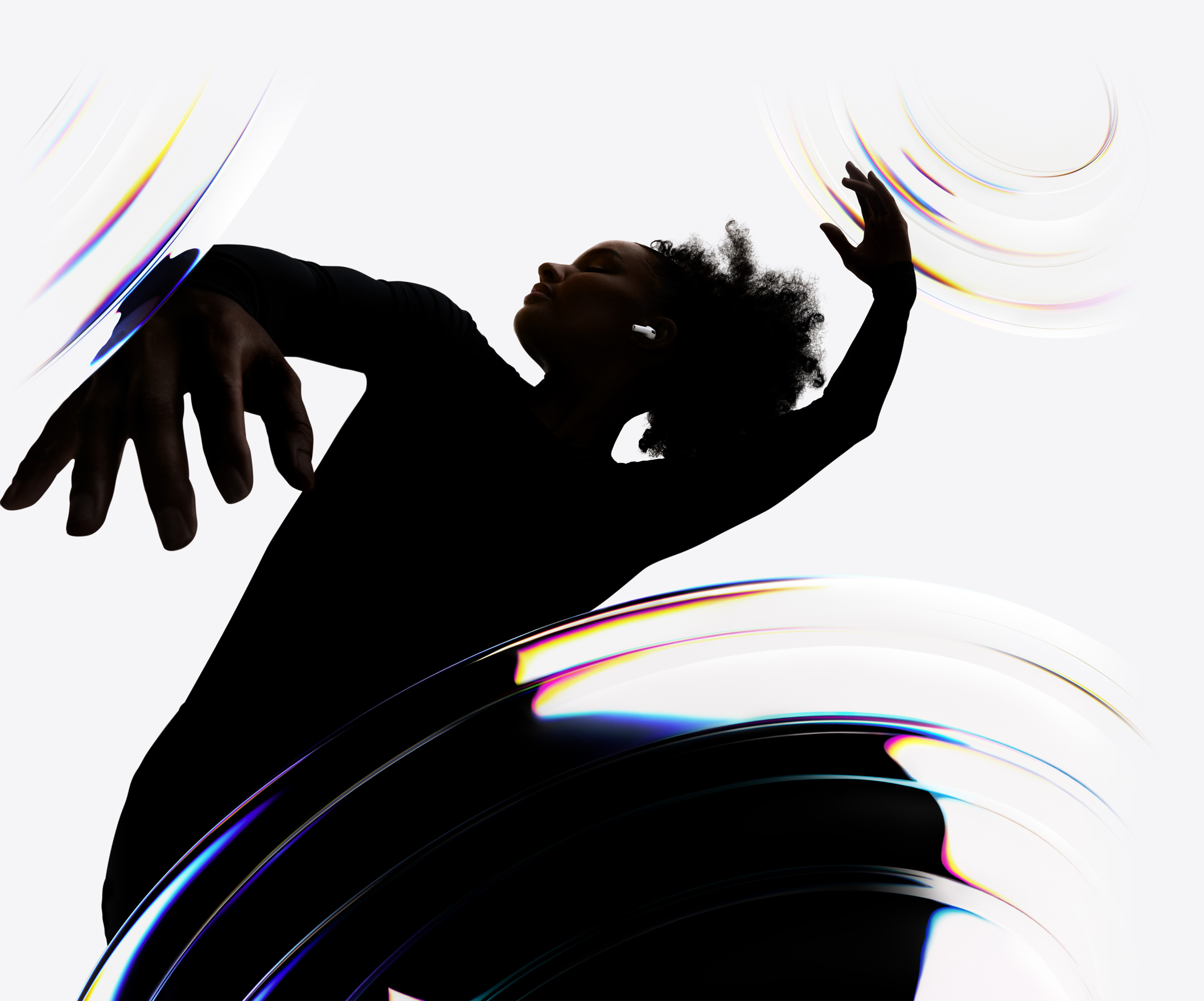 Un écouteur d’AirPods Pro 3 inséré dans dans l’oreille d’une personne qui danse et profite d’une écoute mains libres