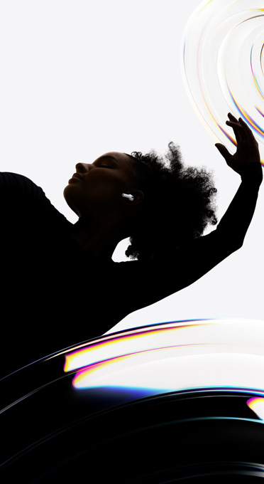 AirPods Pro 3 en la oreja de una bailarina que disfruta una experiencia auditiva sin usar las manos