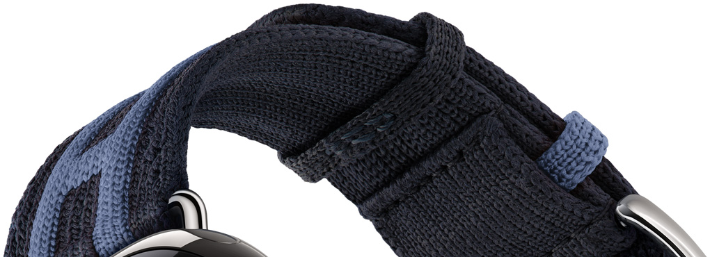 Apple Watch Hermès Series 12 Rocabar Club band detail, Bleu Nuit/Bleu Brighton colour, dark blue knit material with light blue raised striped design that incorporates the Hermès H