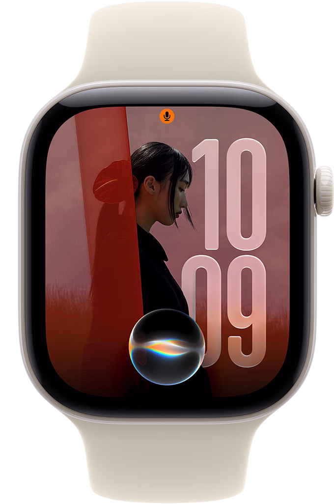 Apple Watch Series 12，珍珠白色精密陶瓷錶殼，配搭沙色運動錶帶，螢幕顯示相片錶面及 Siri 圖像，機身右側有數碼錶冠