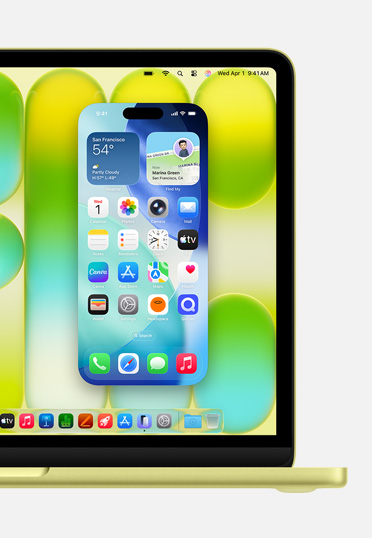 사용자가 Mac에서 iPhone 화면을 제어할 수 있는 iPhone 미러링 기능을 보여주는 MacBook의 앞면.