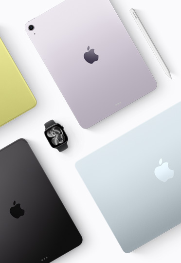 위에서 내려다본 다채로운 색상의 Mac과 iPad 기기들의 모습. 가운데에 검은색 Apple Watch가 있습니다.
