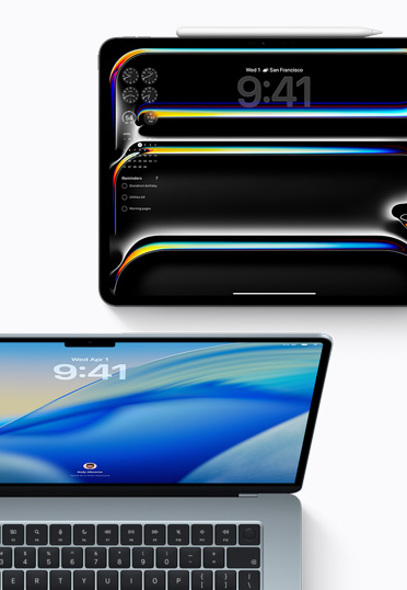 시간과 위젯이 표시된 iPad를 위에서 바라본 모습. 파란색 그라데이션 배경화면이 표시된 MacBook을 앞에서 바라본 모습.
