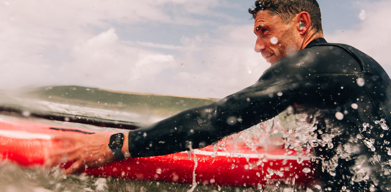 En mann surfer mens han har på seg en Apple Watch.