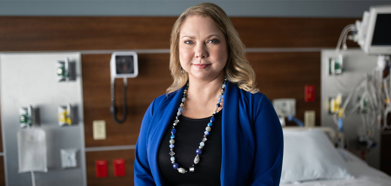 Una persona de un equipo sanitario en una habitación de un hospital.