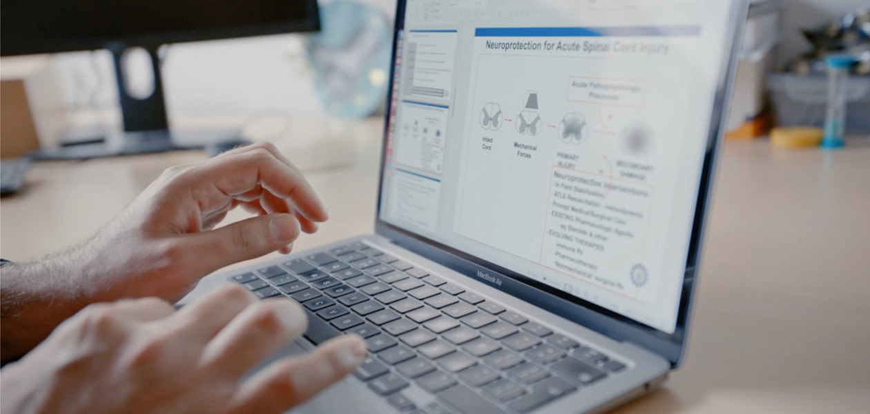 Unas manos escriben en un MacBook Pro.