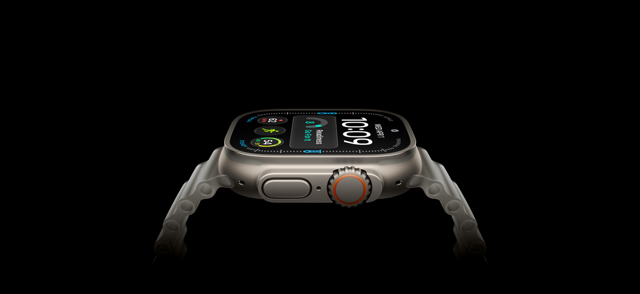Apple Watch Ultra 4, boîtier en titane, finition naturelle, côté droit, Digital Crown, bouton latéral en saillie, cadran numérique, Bracelet Océan gris translucide
