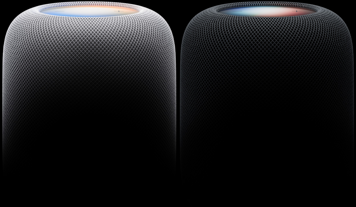 Dos altavoces HomePod uno al lado del otro, uno en color blanco y otro en color medianoche, tejido de malla acústica trenzada, superficies táctiles iluminadas