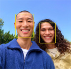 Center Stage foto funkcija darbībā, atpazīstot cilvēku sejas