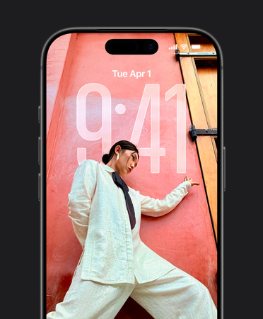 iPhone-låseskærmen viser klokkeslættet, der er tilpasset til billedet på låseskærmen