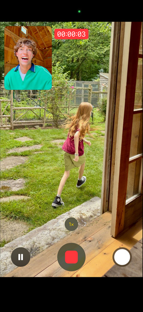 Écran d’un iPhone 17 montrant l’utilisation des caméras avant et arrière pour la vidéo double capture d’une jeune fille qui court pendant qu’un homme la regarde