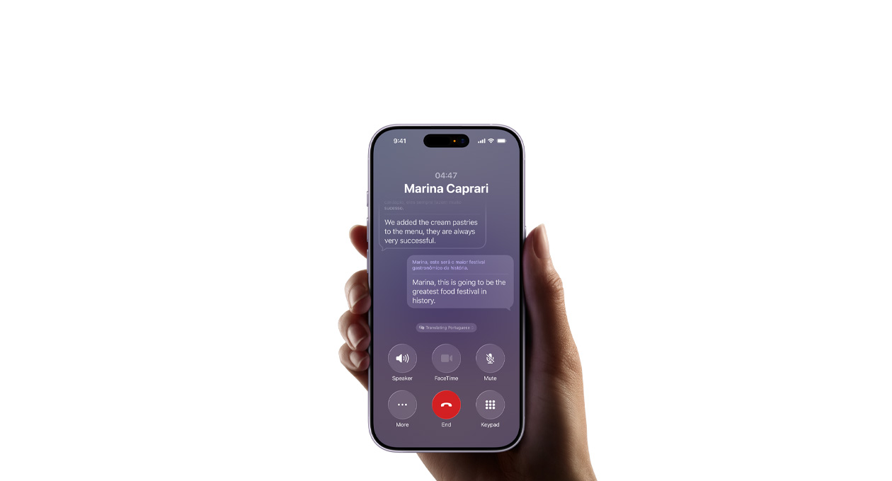 一隻手握著 iPhone 17，展示 Apple Intelligence 即時翻譯功能