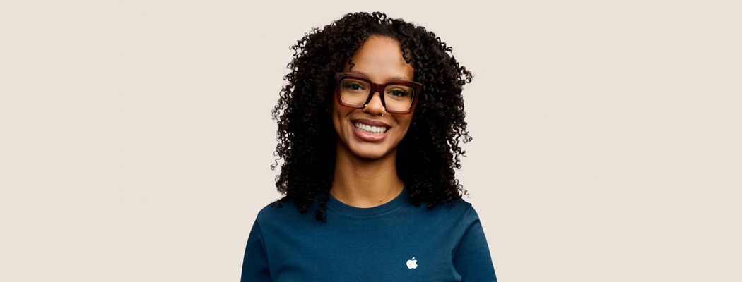 Una persona del team Specialist Apple sorridente e disponibile