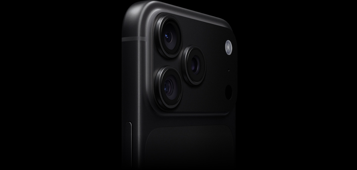 黑色 iPhone 18 Pro 機身背面的一部分，以側看角度重點展示 Pro 融合相機系統