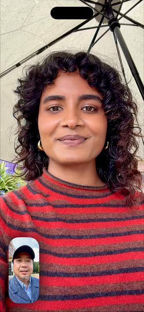 iPhone Air vist forfra, centreringsfunktionen til videoopkald bruges med to personer i et FaceTime-opkald