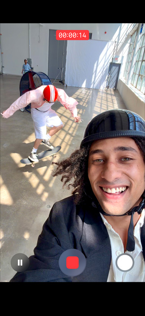 iPhone Air vist forfra, funktionen ultrastabiliseret video bruges til at optage en actionfyldt video