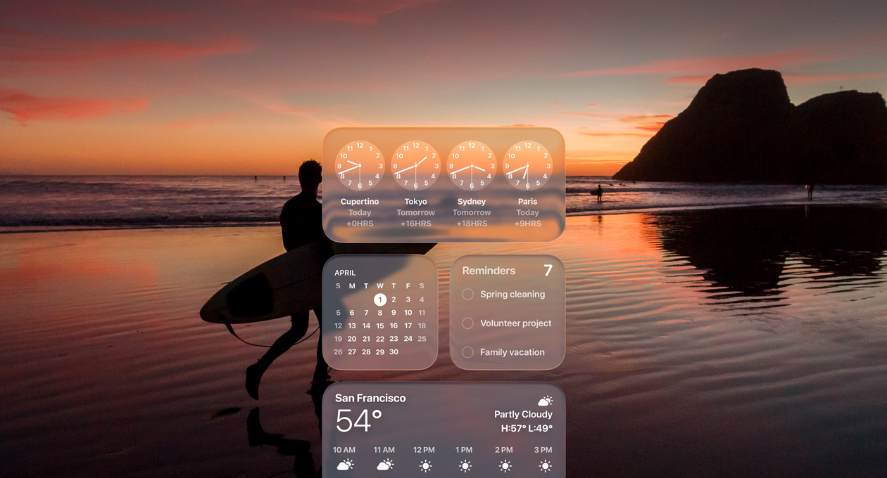Los widgets Reloj, Calendario, Recordatorios y Clima con diseño Liquid Glass en la pantalla de macOS Tahoe sobre la imagen de un surfista en la playa al atardecer