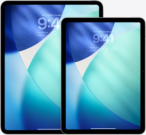 iPad og iPad Air vises i stående retning, begge med låst skjerm og klokkeslett i gjennomskinnelig Liquid Glass. iPad Air er i forgrunnen og overlapper delvis iPad.