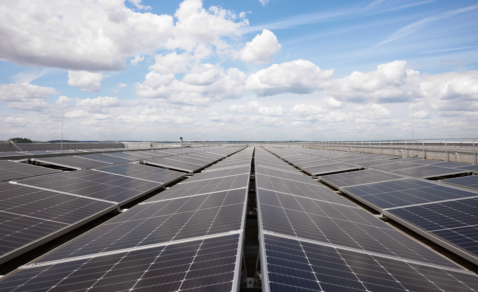 Réseau de panneaux solaires sur un toit