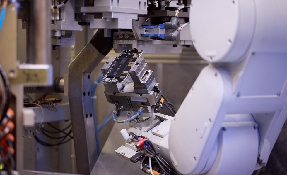 Le robot de désassemblage Daisy manipulant des pièces d’iPhone