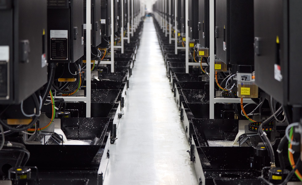 Deux rangées avec plusieurs machines de fabrication de composants