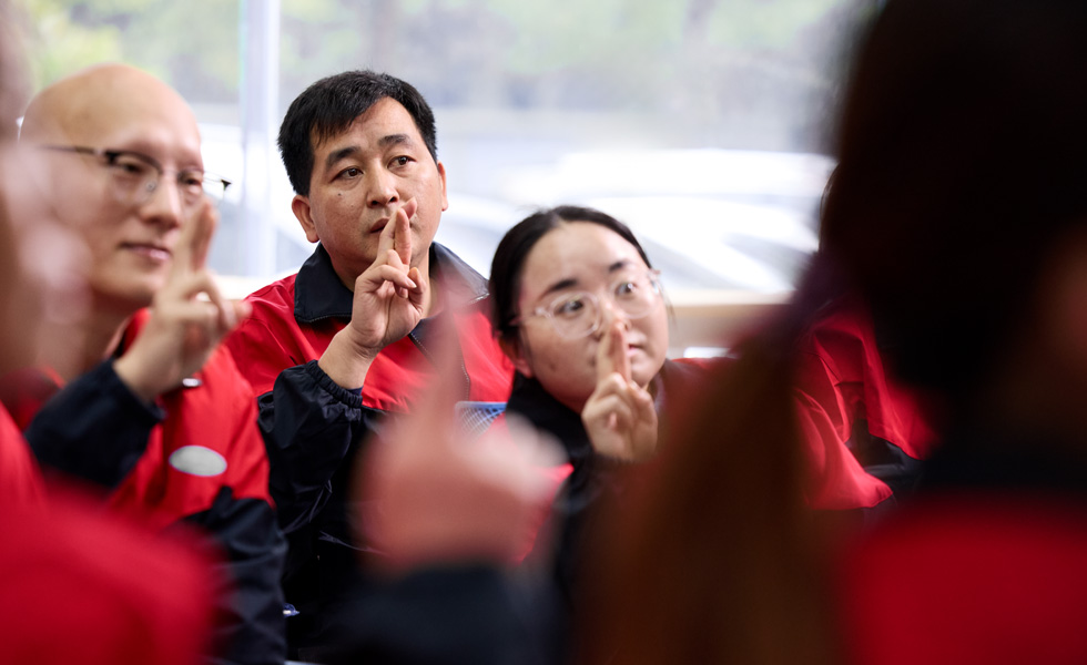 Plusieurs personnes faisant le même geste et regardant dans la même direction