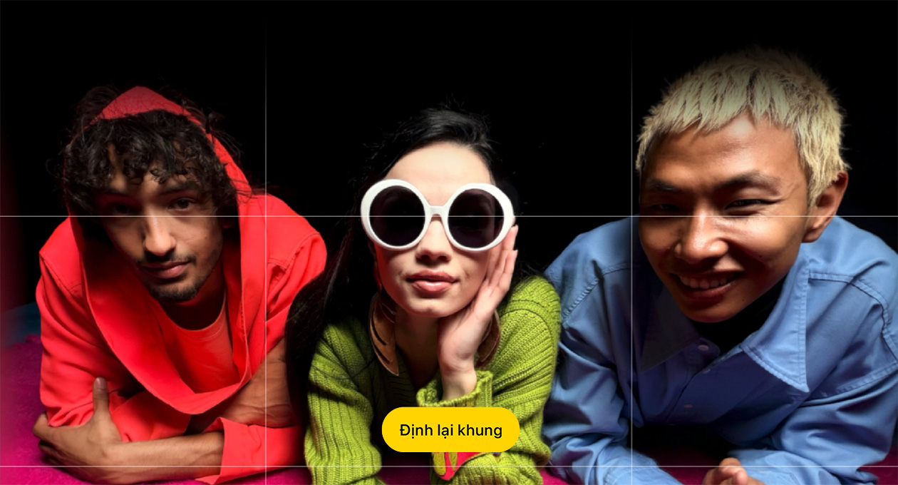 Bức ảnh với tông màu rực rỡ chụp cận cảnh ba người nhìn vào camera, nút có nội dung “Định Lại Khung.”